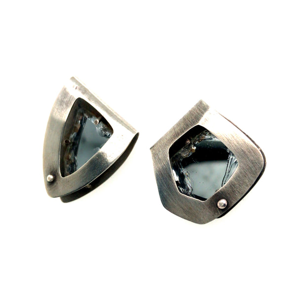 Matière Risiduelle. Stud earrings of sterling silver and found mirror fragments. 
