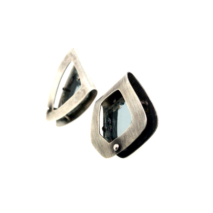Matière Risiduelle. Stud earrings of sterling silver and found mirror fragments. 