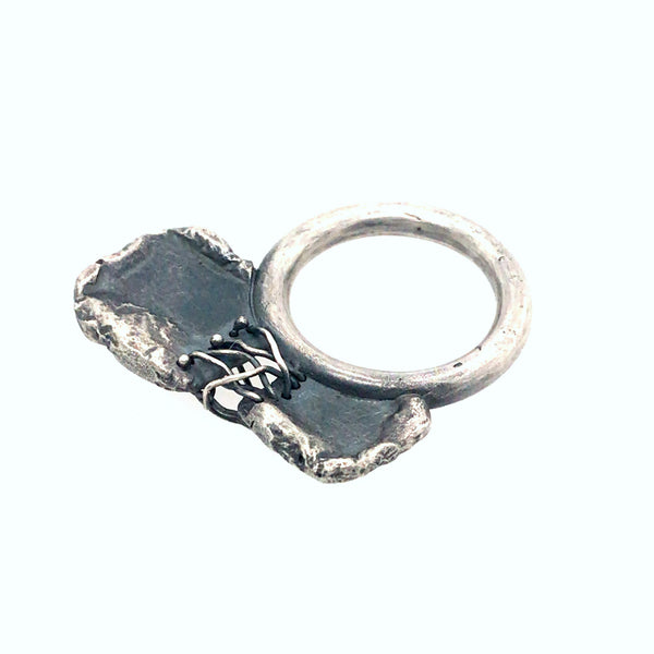 Monomanies motrices ring. Sterling silver. 2.3 x 0.8 x 3 cm. Size 5