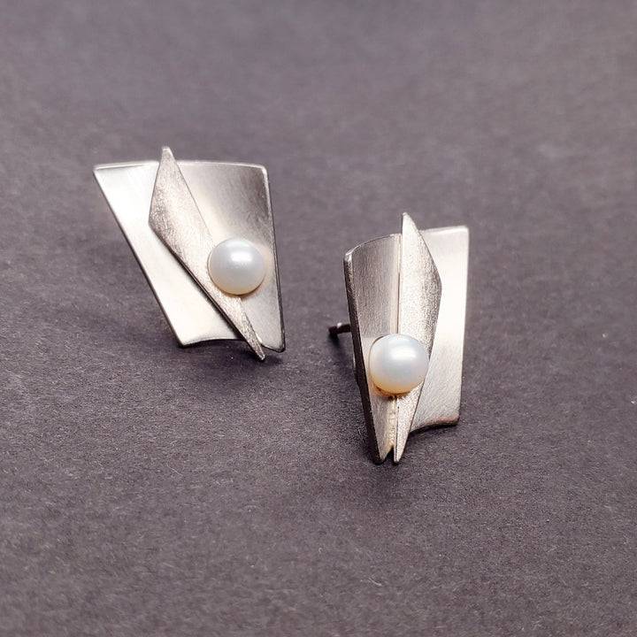 Palladium white gold stud earrings with a pearl; 2 x 1.75 cm.
