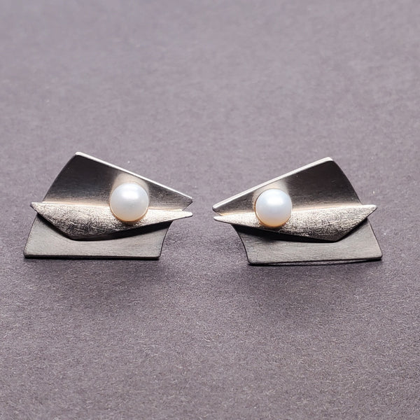 Palladium white gold stud earrings with a pearl; 2 x 1.75 cm.