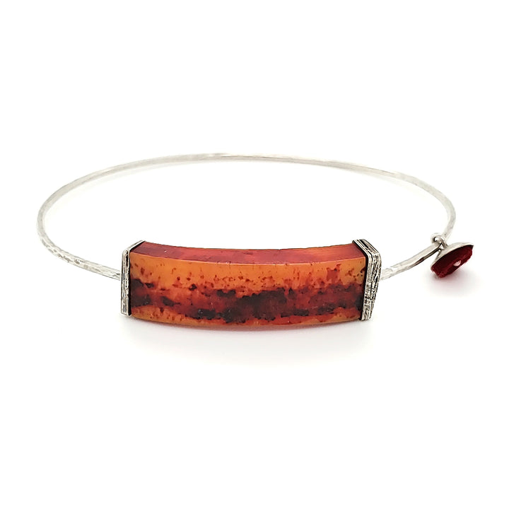 Bangle of sterling silver with camel bone and felt, which has a slight and pleasant jingling sound when worn.