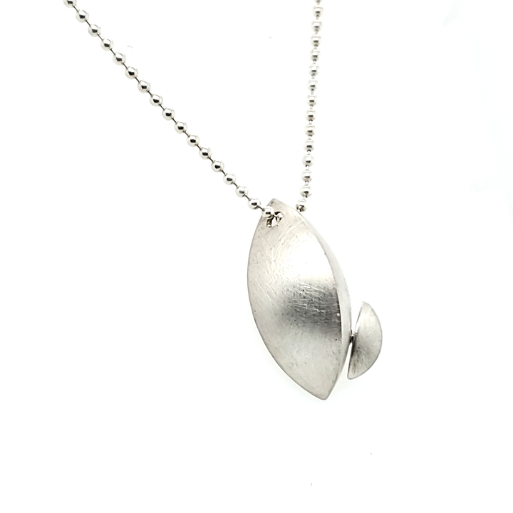 Shield pendant in sterling silver. 