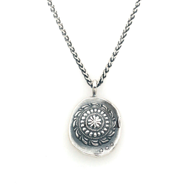 Medallion pendant in sterling silver, with 3 diamonds.