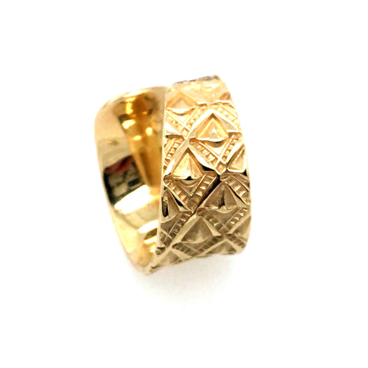Hand stamped 18k gold ring with yellow sapphires. Size 5.5.