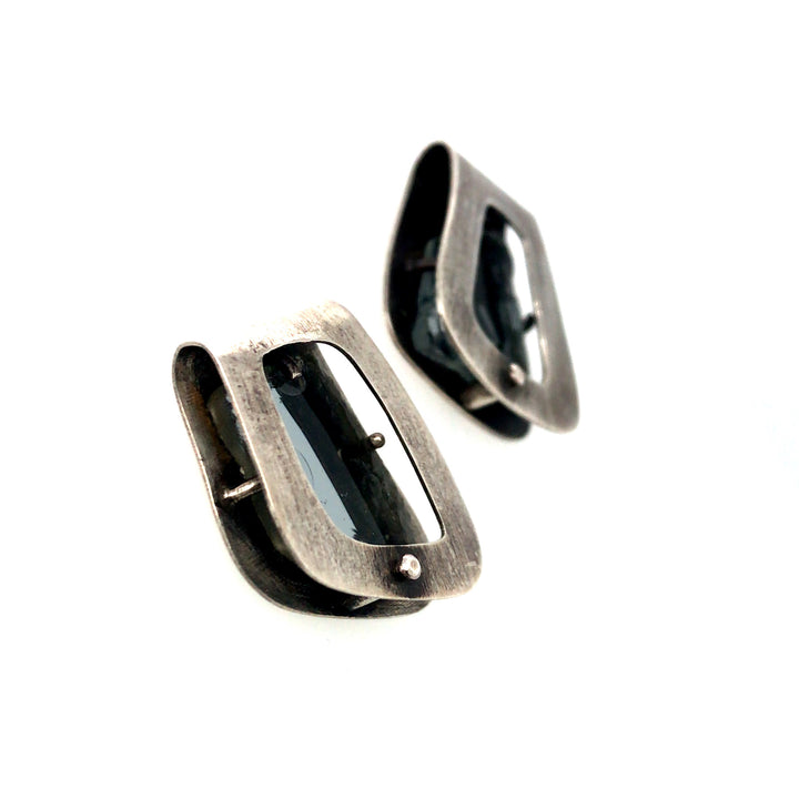 Matière Risiduelle. Stud earrings of sterling silver and found mirror fragments.