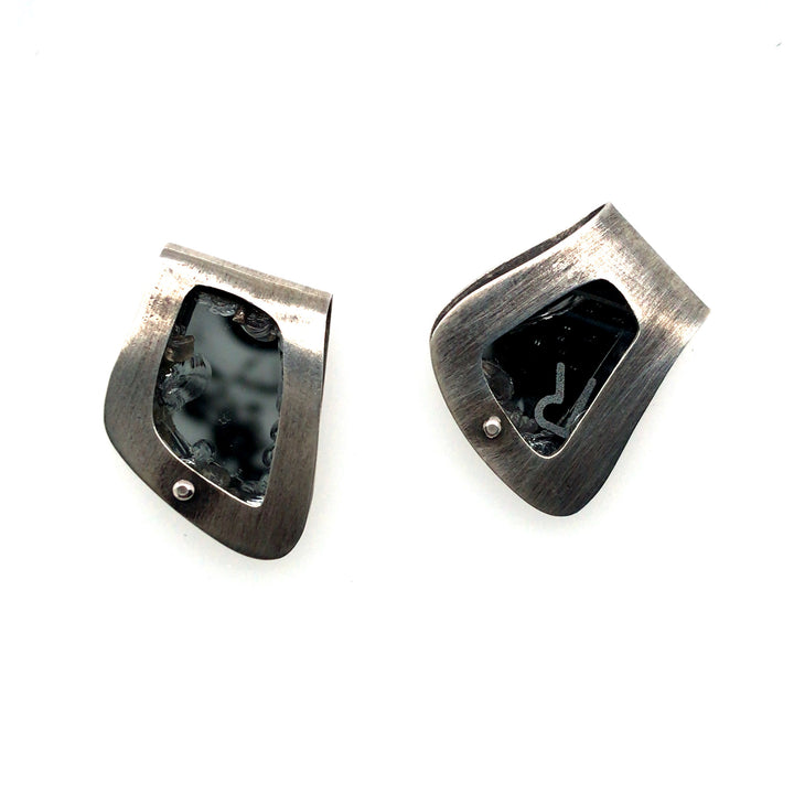 Matière Risiduelle. Stud earrings of sterling silver and found mirror fragments.