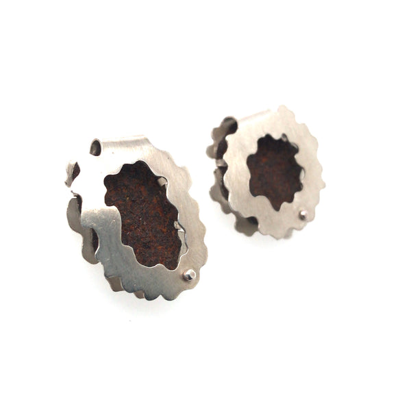 Matière Risiduelle. Stud earrings of sterling silver and rust in organic forms. 