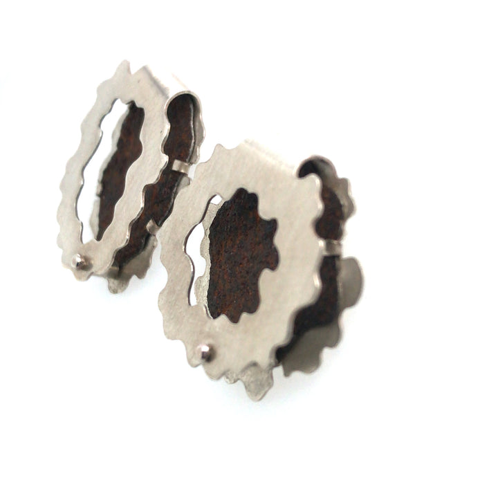 Matière Risiduelle. Stud earrings of sterling silver and rust in organic forms. 