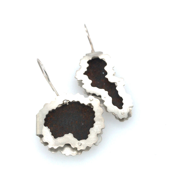 Matière Risiduelle. Dangling earrings of sterling silver and rust in organic forms. 