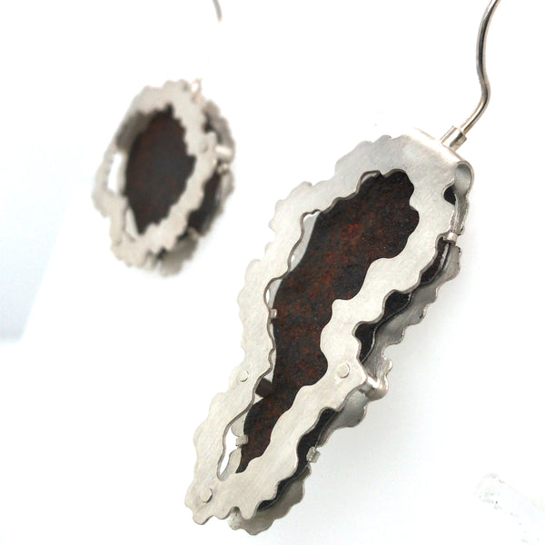 Matière Risiduelle. Dangling earrings of sterling silver and rust in organic forms. 