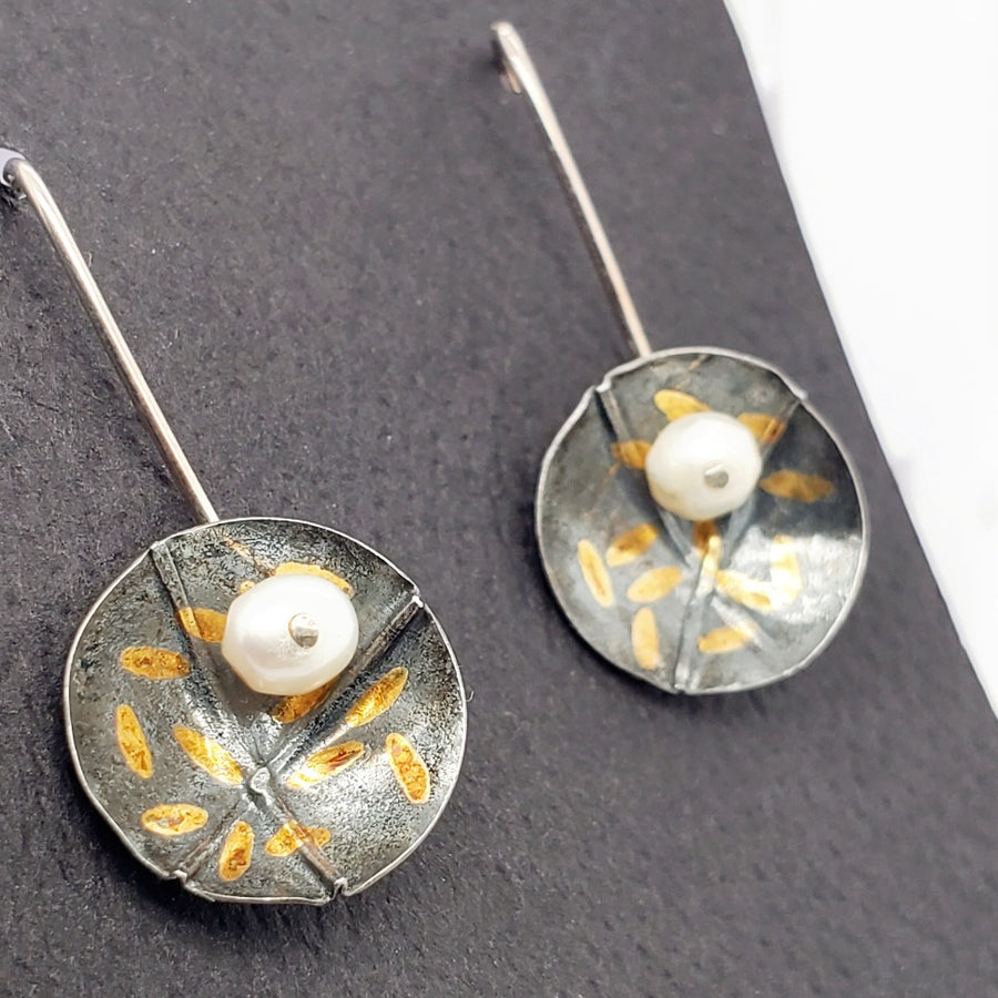 Short dark Keumboo pearl drop earrings by Karine Rodrigue
