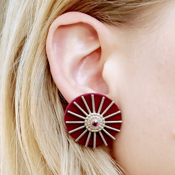 "<em>Roues de charrette</em>": Large stud earrings of silver, pink tourmaline, and felt. 