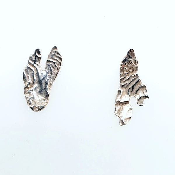 "<em>Quand le fleuve se retire</em>": Sterling silver stud earrings, approximately 1x2cm each.