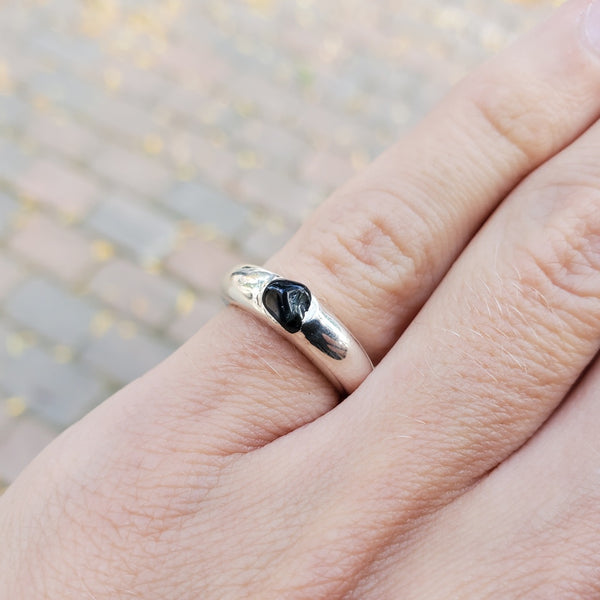 Bague Dôme with dark blue sapphire