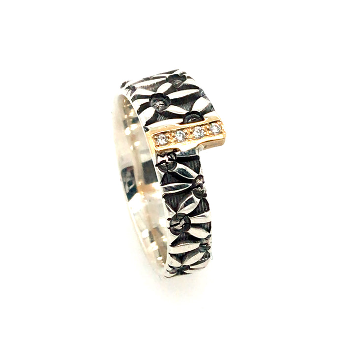 Stamped sterling silver ring. A band of diamonds and 18kt yellow gold joins two asymmetrical square ends. 