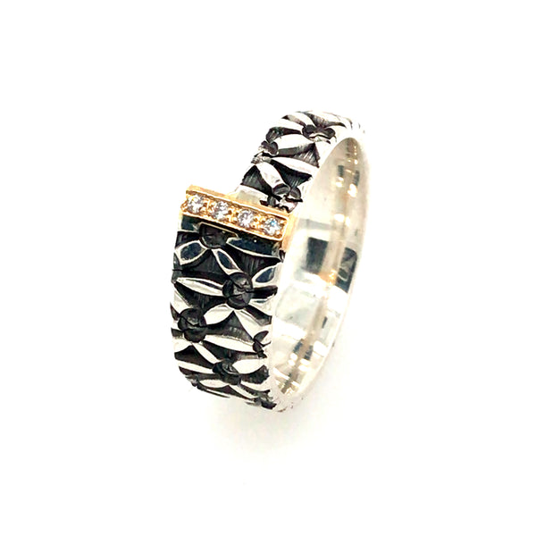 Stamped sterling silver ring. A band of diamonds and 18kt yellow gold joins two asymmetrical square ends. 