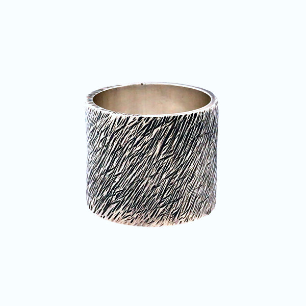 Textured ring of sterling silver. 2.5 x 2 x 2 cm. Size 7.