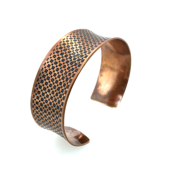  Cuff in bronze with etched detail, a pattern of tiny squares.