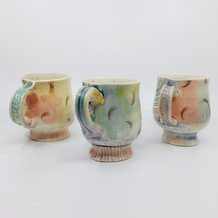Porcelain mug finished with glazes and underglazes, with bird illustration. 