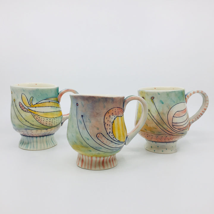 Porcelain mug finished with glazes and underglazes, with flower illustration.