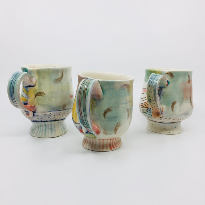 Porcelain mug finished with glazes and underglazes, with flower illustration.