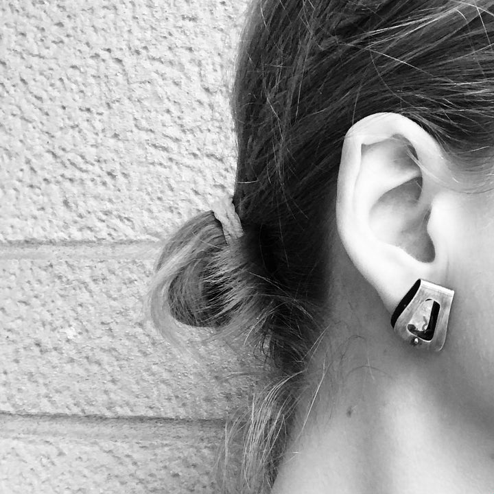 Matière Risiduelle. Stud earrings of sterling silver and found mirror fragments.