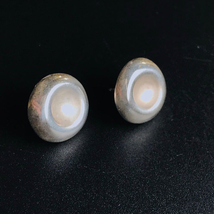 Sterling silver stud earrings from the Matières résiduelles series.