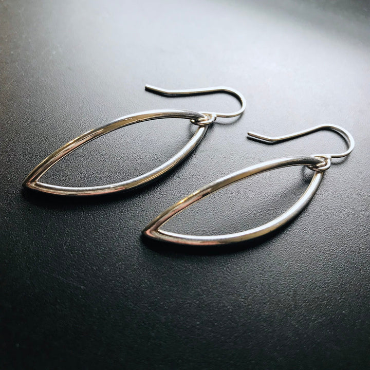 Mandorla earrings (small) in sterling silver.