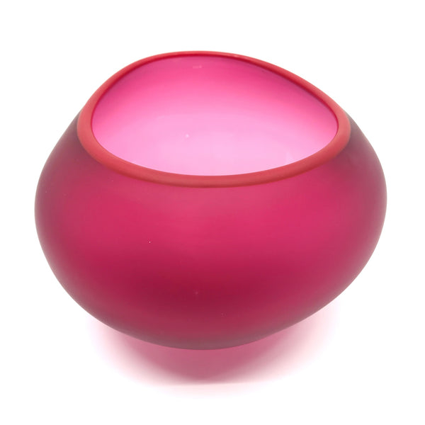 Supernatural bowl in pink, with red rim. 18 x 17 x 11.5 cm.