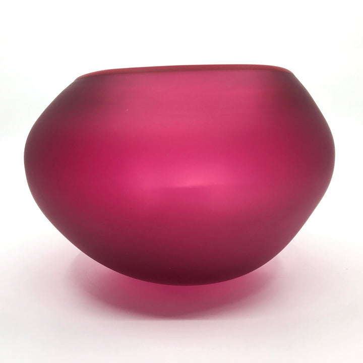 Supernatural bowl in pink, with red rim. 18 x 17 x 11.5 cm.