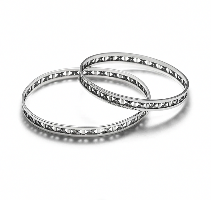 Eiffel sterling silver bangle, size medium. The motif is inspired by the industrial structures of the Universal Exhibition of 1888 in Paris.