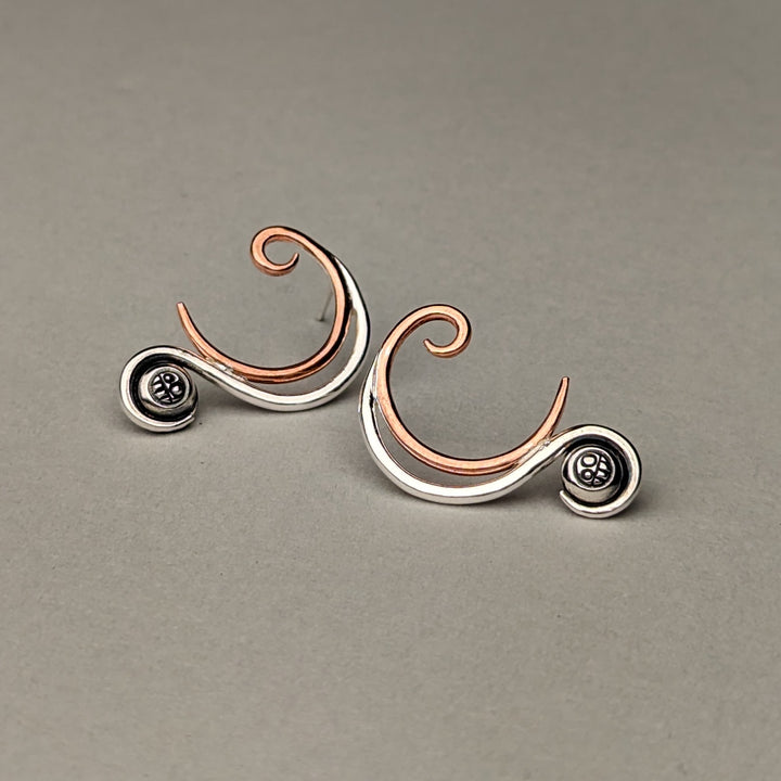 Curvy earring, fabricated In recycled silver and copper. 