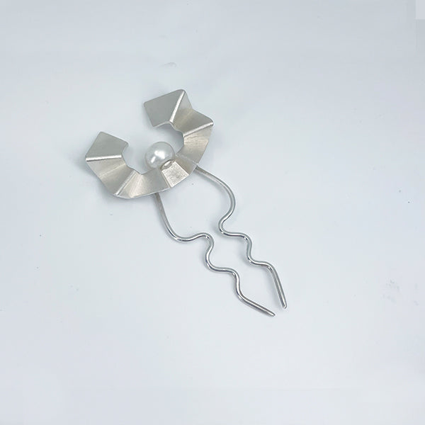 Ladder of human progress hair pin 2, 2022.  Sterling silver collar pin with 12mm white pearl, created with 3D printing technology.  3.6 × 7.5 × 1.0 cm