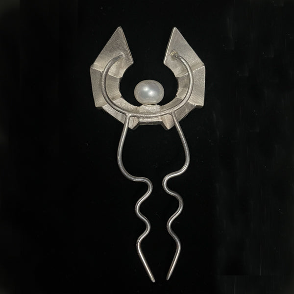 Ladder of human progress hair pin 2, 2022.  Sterling silver collar pin with 12mm white pearl, created with 3D printing technology.  3.6 × 7.5 × 1.0 cm