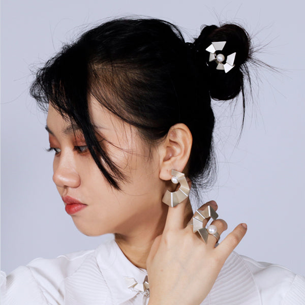 Ladder of human progress hair pin 2, 2022.  Sterling silver collar pin with 12mm white pearl, created with 3D printing technology.  3.6 × 7.5 × 1.0 cm
