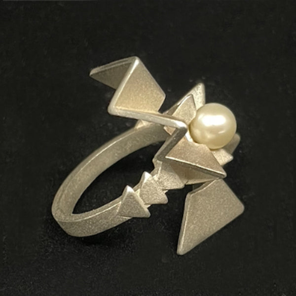 Human progress ring, 2022.  Sterling silver ring with a 7.5mm pearl, created with 3D printing technology.  3.2 × 2.2 × 2.9 cm