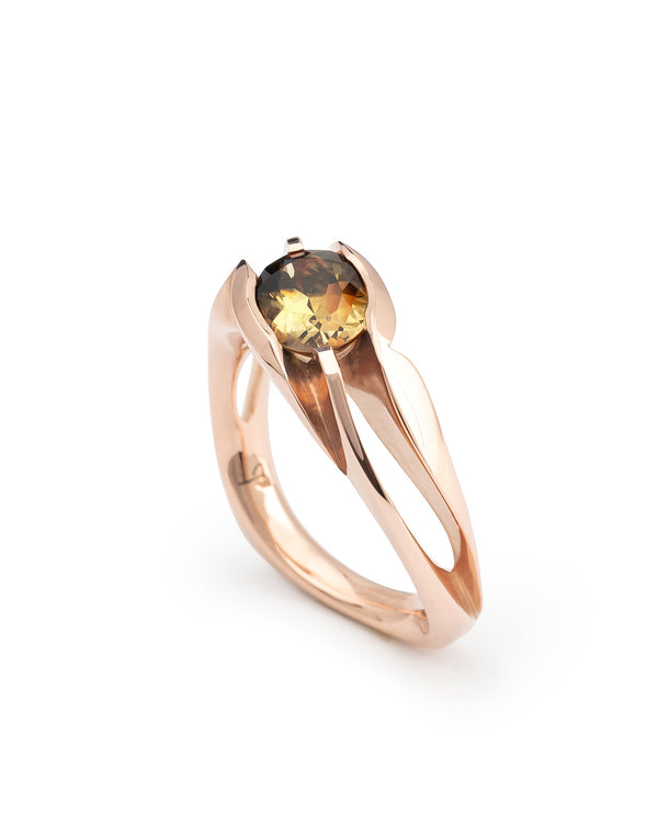 Unison (right twist), ring in 14k rose gold, with 1.26ct Brazilian Andalusite, 8x6mm. 