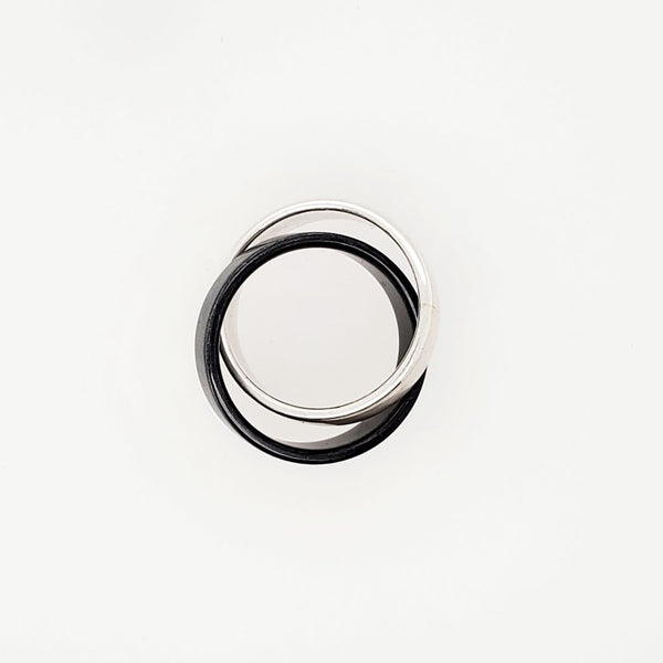 Interlocking bands of black niobium and fine silver create a striking impression. Each band is 5mm wide. Fits size 4.