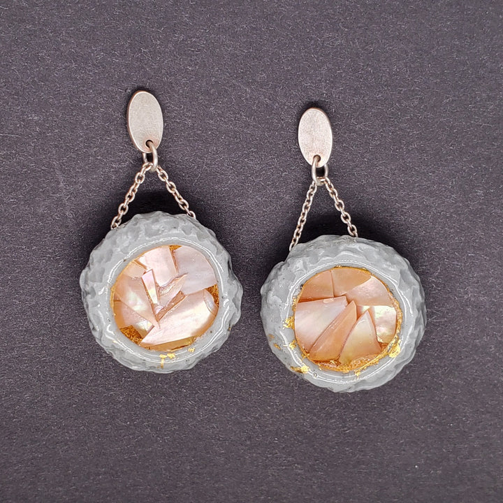 Cynorrhodon, earrings in silver, porcelain and mother of pearl. Grey/pearly.