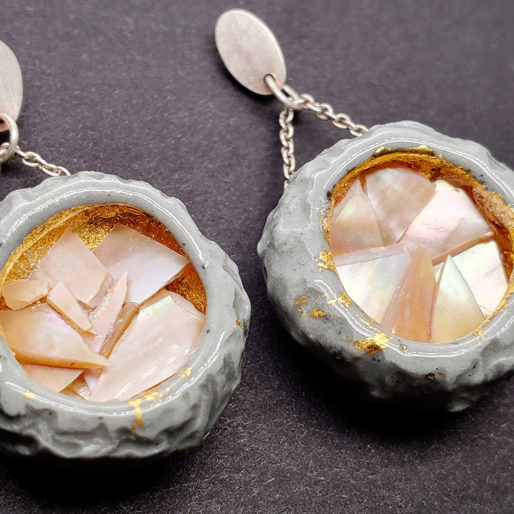 Cynorrhodon, earrings in silver, porcelain and mother of pearl. Grey/pearly.
