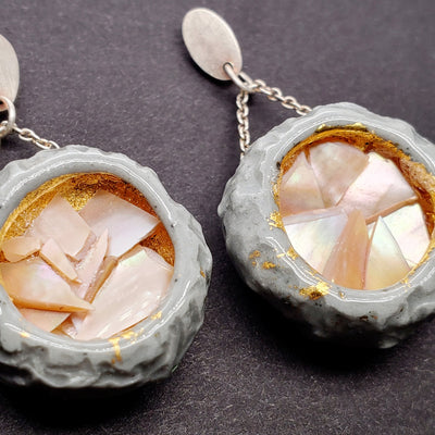 Cynorrhodon, earrings in silver, porcelain and mother of pearl. Grey/pearly.