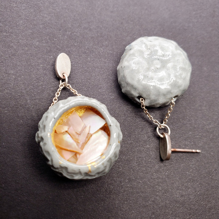 Cynorrhodon, earrings in silver, porcelain and mother of pearl. Grey/pearly.