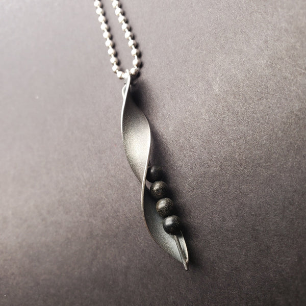 Oxidized sterling silver spiral with onyx beads (5 x 1 cm) hang on a ball chain of 44 cm length.