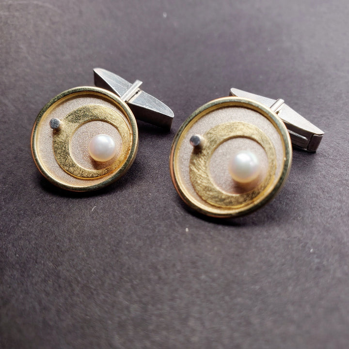 Cufflinks made from sterling silver and 18k gold, embellished with pearls.
