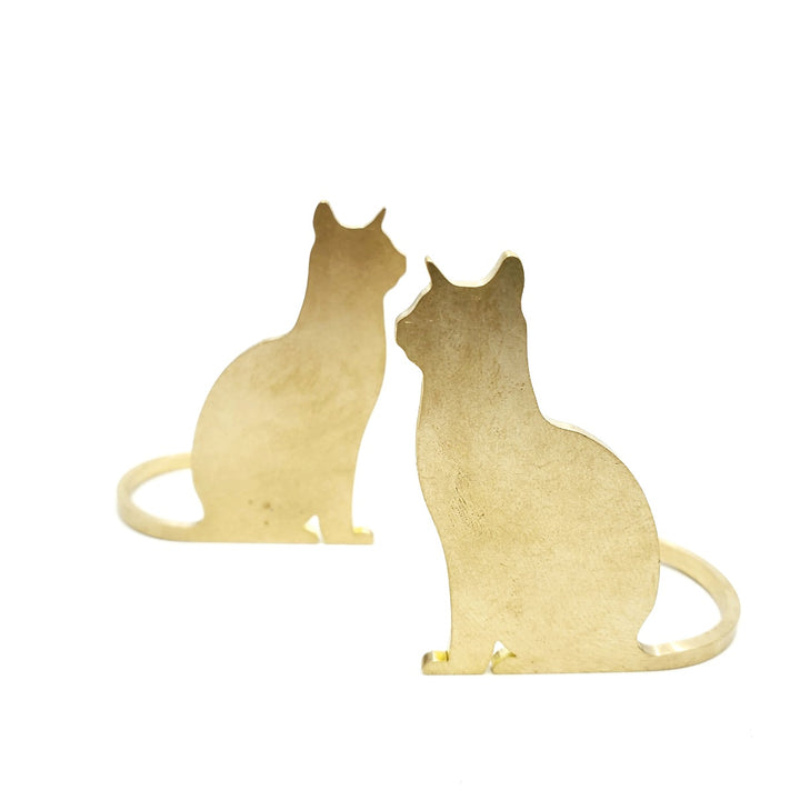 Brass cats: sitting. Charming brass table object which can be posed facing to the left or to the right. Sold individually.