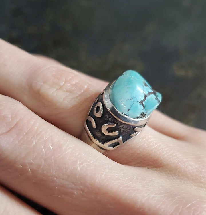 "Chevalière" : Sterling silver runic ring with a turquoise stone. Size 8.