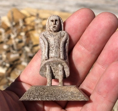 Small woman holding her dress statue