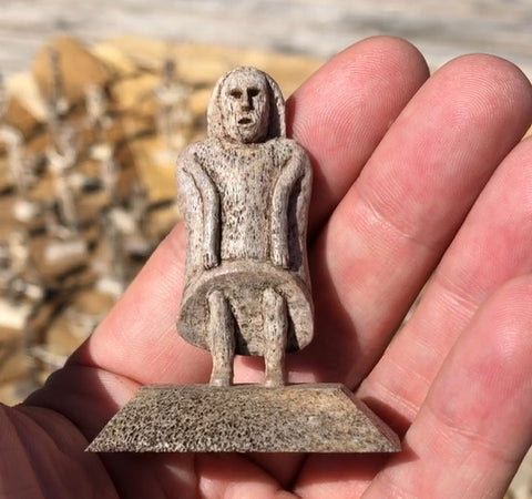 Small woman holding her dress statue
