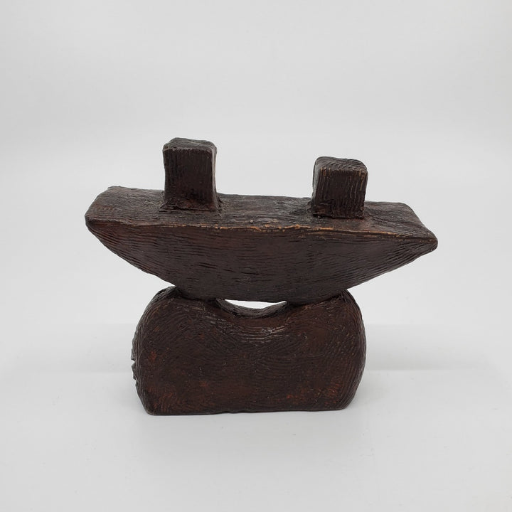 L'arche sculpture in bronze. The minimalist shape of this piece is complimented by the ornate etching that covers the sculpture.   10 x 12 x 4 cm